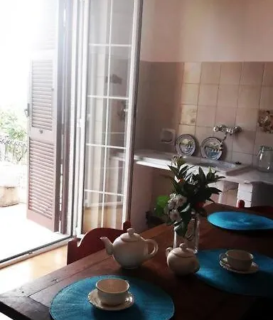 Casa de Férias Casa La Rondine. Un Panorama Sospeso Sulla Natura *