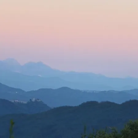 Casa de Férias Casa La Rondine. Un Panorama Sospeso Sulla Natura Carro